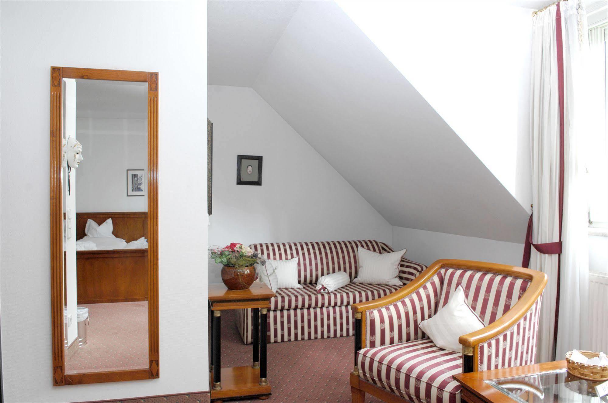 Hotel Gasthof Der Krug Stegaurach Exterior foto